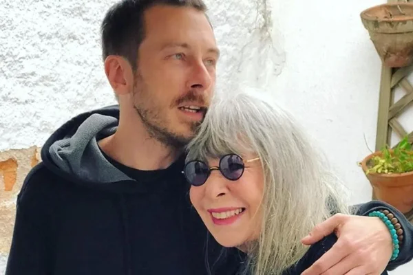 Imagem colorida de Beto Lee, filho de Rita Lee e Roberto de Carvalho