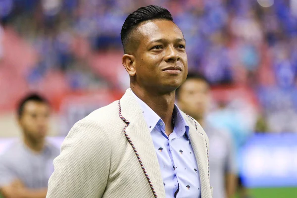 Guarín, ex-Vasco, posta foto chorando e revela ser cheio de vícios