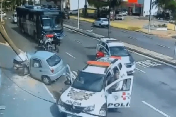 Imagem colorida de uma câmera de segurança mostra um Celta prata batido em um poste - Metrópoles