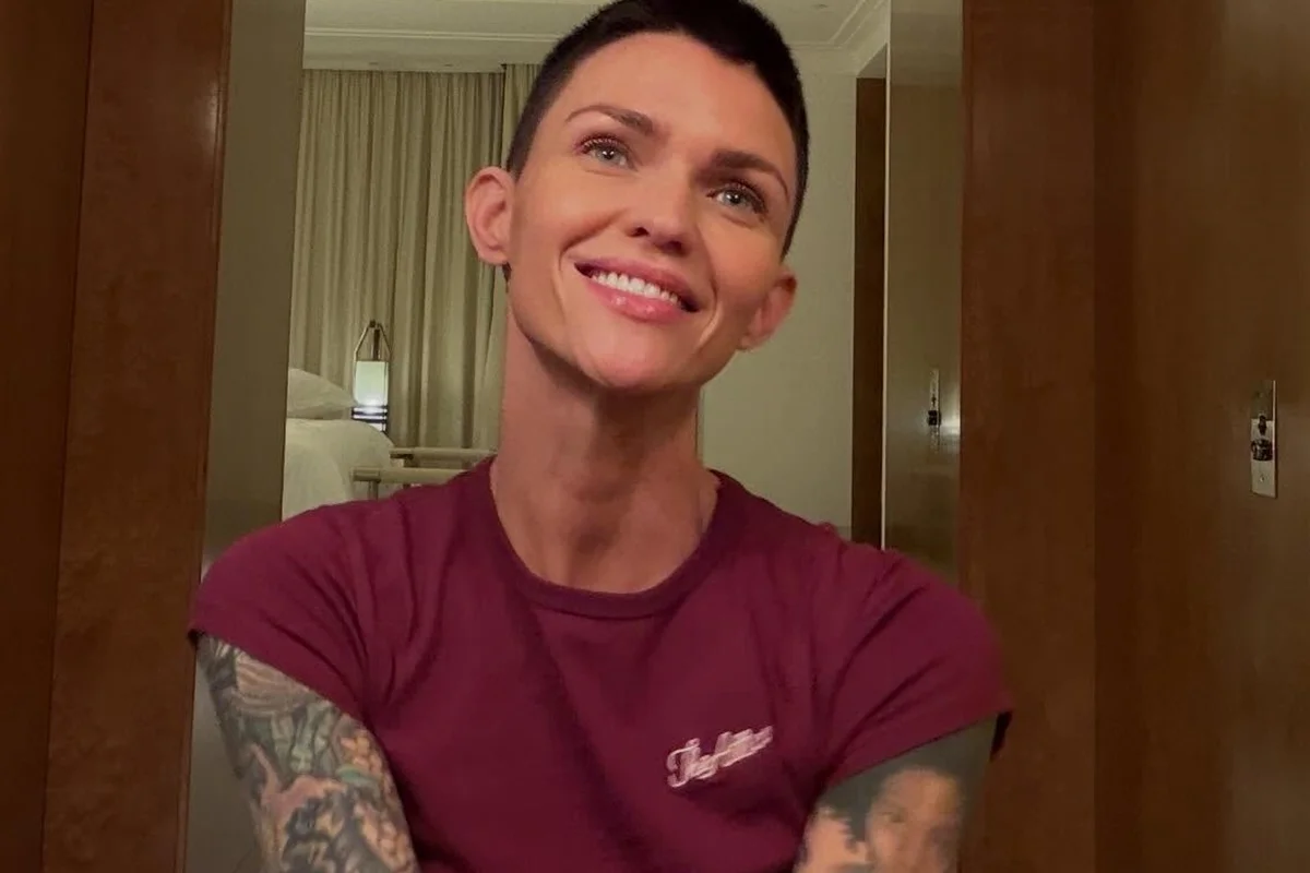 Ruby Rose grava vídeo para o Instagram em um spa Ruby Rose grava vídeo para o Instagram em um spa