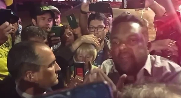 Deputado Otoni de Paula (PSC-RJ) fala com manifestantes na Esplanada dos Ministérios