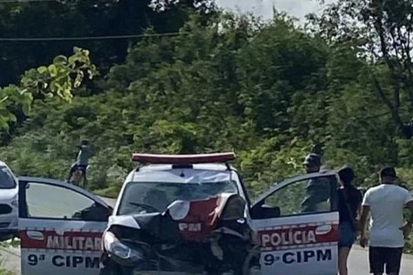 Foto colorida de viatura após motociclista colidir com o veículo - Metrópoles