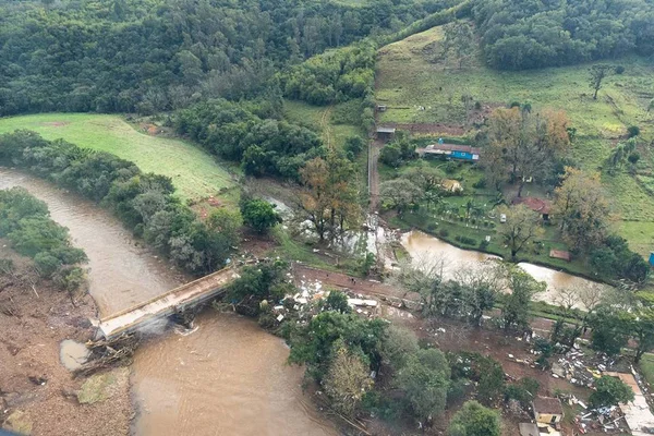 Foto colorida de estrago causado por ciclone no Rio Grande do Sul - Metrópoles