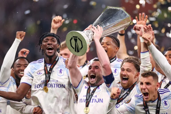 É campeão: Aston Villa atropela Freiburg e conquista a Liga Europa