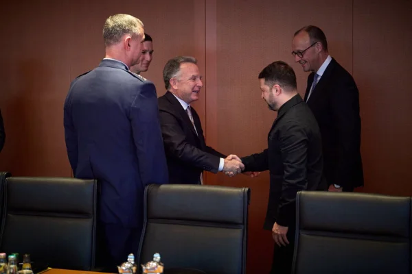 Imagem colorida do presidente ucraniano cumprimentando enviado de Trump