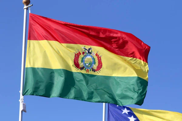 Imagem colorida mostra bandeira da Bolívia - Metrópoles