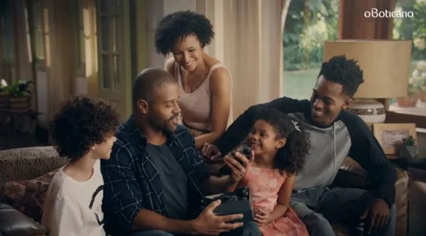 Propaganda com família negra de O Boticário sofre ataques racistas