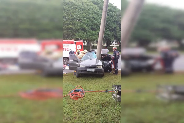 carro amassado em poste