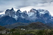Picos imponentes da Cordilheira do Paine, com destaque aos Cuernos del Paine, no Parque Nacional Torres del Paine, localizado na Patagônia chilena