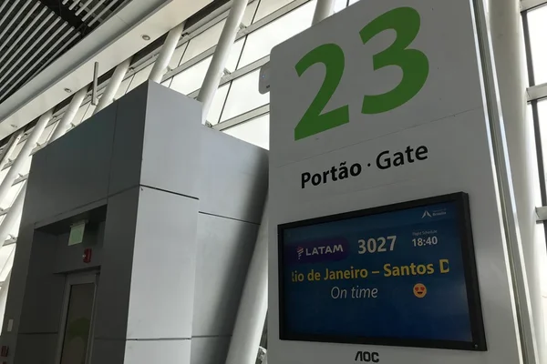 Aeroporto de Brasília passa a atualizar status de voos com emojis