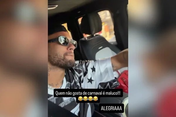 Imagem colorida mostra Neymar pulando Carnaval dentro do próprio carro - Metrópoles