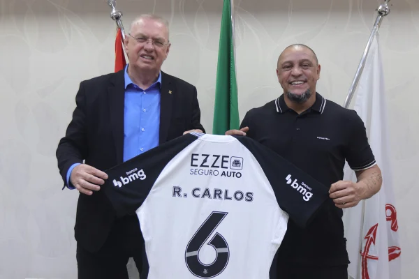 Após cirurgia no coração, Roberto Carlos visita a sede do Corinthians