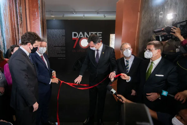Corte da faixa de inauguração da exposição Dante 700 anos: os olhos de Beatriz