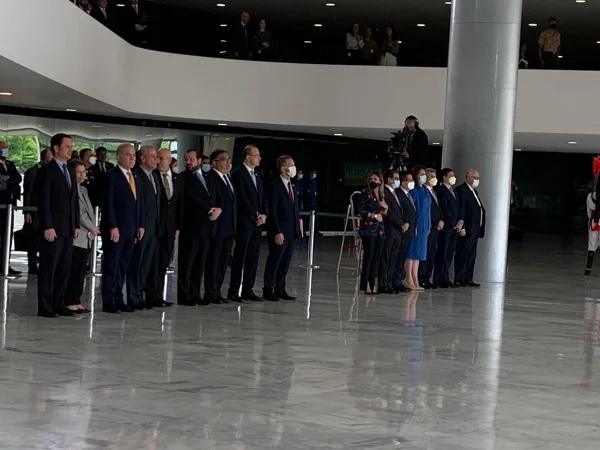 Sem máscaras, ministros brasileiros recebem comitiva da Colômbia em Brasília