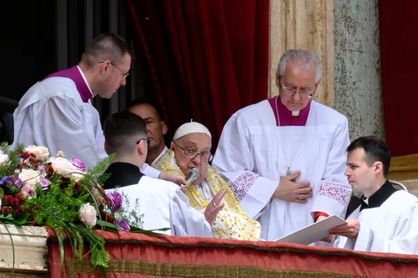 Papa Francisco durante Missa de Páscoa no Vaticano - Metrópoles
