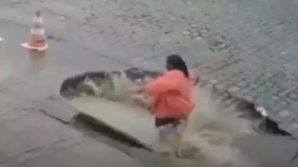 Vídeo: mulher é “engolida” por cratera em calçada