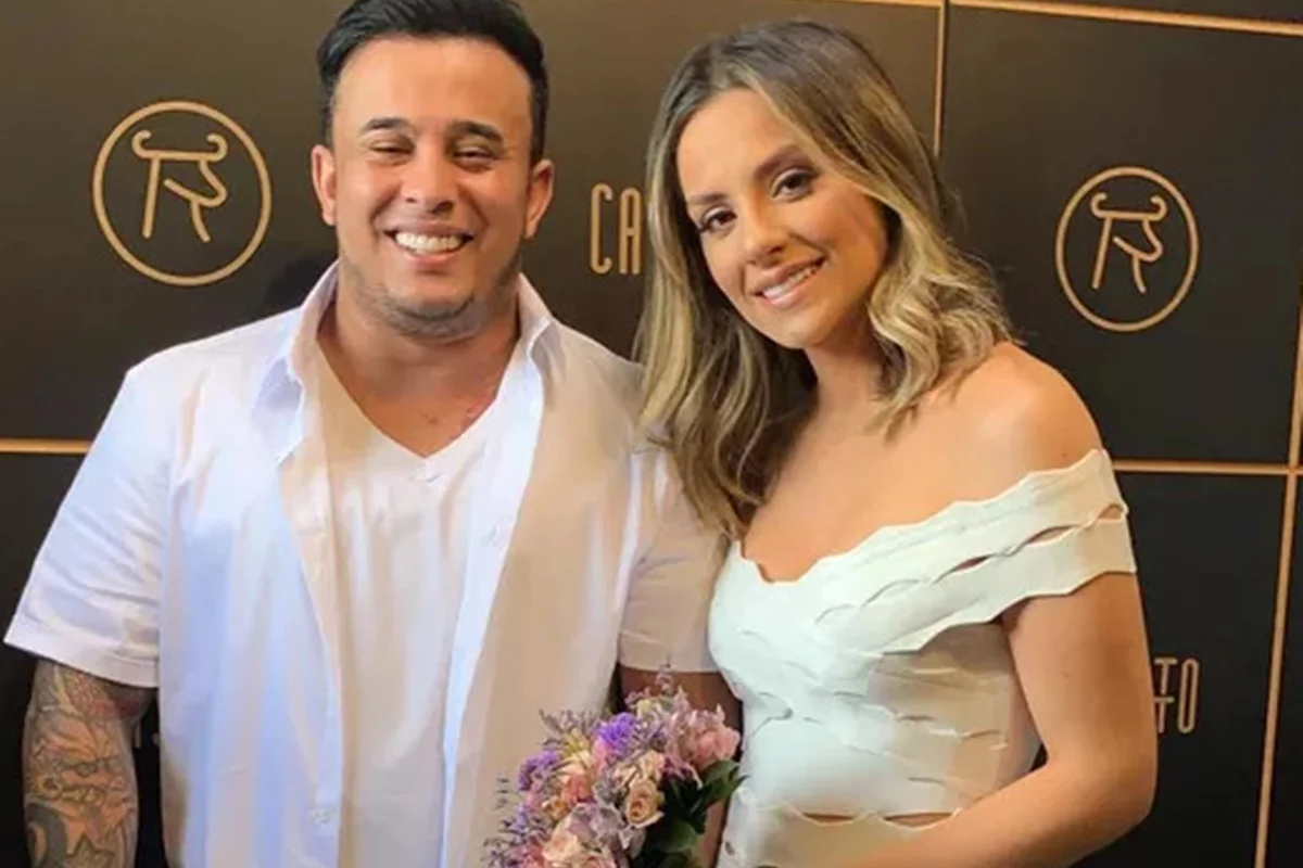 Kauan, dupla de Matheus, e Sarah Biancolini posam após oficializarem a união no civil Kauan, dupla de Matheus, e Sarah Biancolini posam após oficializarem a união no civil