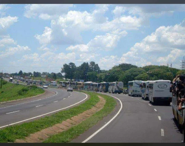 Fila de ônibus com torcedores