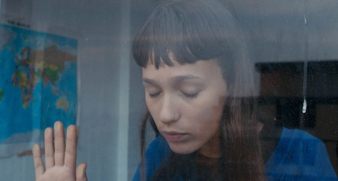Importante diretora portuguesa de filmes como "Os Mutantes" (1998) e "Transe" (2006), Teresa Villaverde volta a dirigir longa após seis anos em <b>"Colo"</b>". Exibido no Festival de Berlim, o drama espelha os efeitos da crise econômica no cotidiano de mãe, pai e filha. <a href="https://www.youtube.com/watch?v=XjrOt4OgvNA" target="_blank">Veja trailer</a> Importante diretora portuguesa de filmes como "Os Mutantes" (1998) e "Transe" (2006), Teresa Villaverde volta a dirigir longa após seis anos em <b>"Colo"</b>". Exibido no Festival de Berlim, o drama espelha os efeitos da crise econômica no cotidiano de mãe, pai e filha. <a href="https://www.youtube.com/watch?v=XjrOt4OgvNA" target="_blank">Veja trailer</a>
