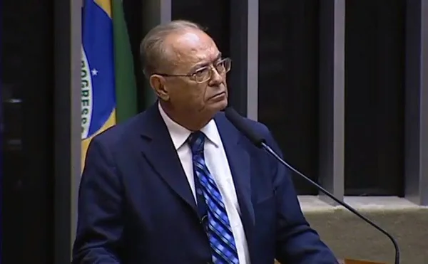 Diplomata do avião de Santini é filha de deputado “sanguessuga”