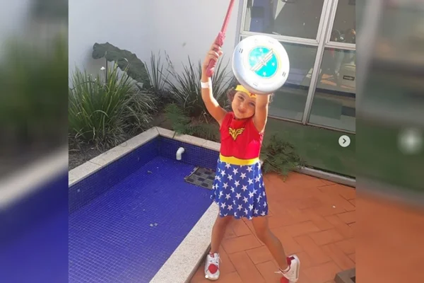 DF: mãe faz laços para crianças com câncer após filha vencer a doença