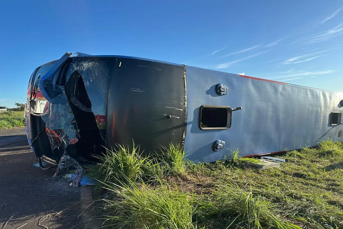 Governador de Minas se pronuncia sobre acidente com 11 mortos - imagem 1 Governador de Minas se pronuncia sobre acidente com 11 mortos - imagem 1