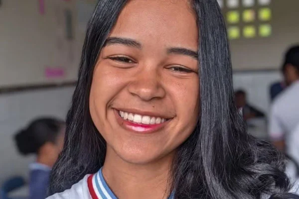 Foto colorida da cantora gospel Aclécia Silva sorrindo - Metrópoles