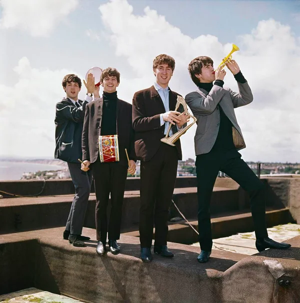 Na imagem com cor, os Beatles no teto