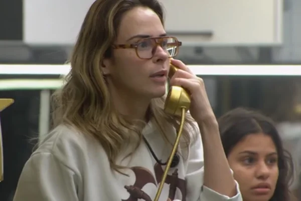 Imagem colorida de Ana Paula atendendo o Big Fone no BBB 26 - Metrópoles