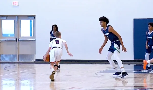 Vídeo: com mais de 2 metros, jovem de 14 anos se destaca no basquete