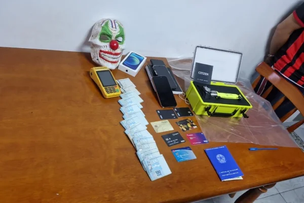 Imagem colorida de materiais apreendidos em operação policial. Metrópoles