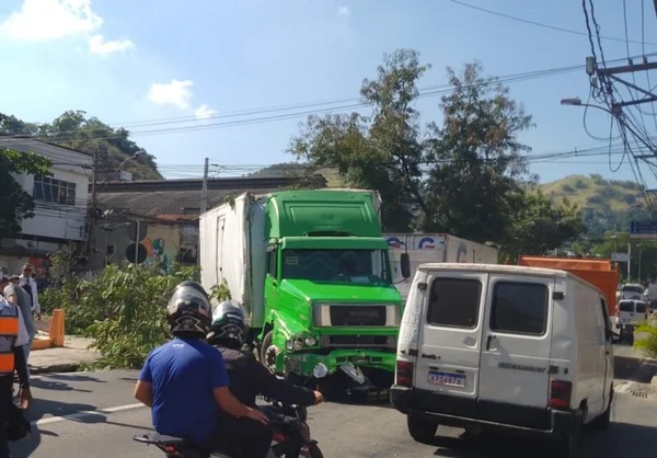 Video-caminhao-perde-freio-e-atravessa-canteiro-da0013605400202306071250