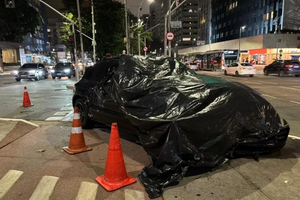Porsche Macan bate em viatura da PM em cruzamento da Avenida Faria Lima - destaque galeria