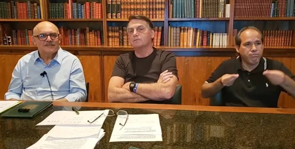 “Ninguém interfere”, diz Bolsonaro sobre punições nas Forças Armadas