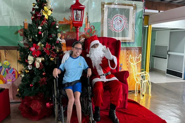 Papai Noel presenteia menina que pediu cadeira de rodas motorizada de Natal