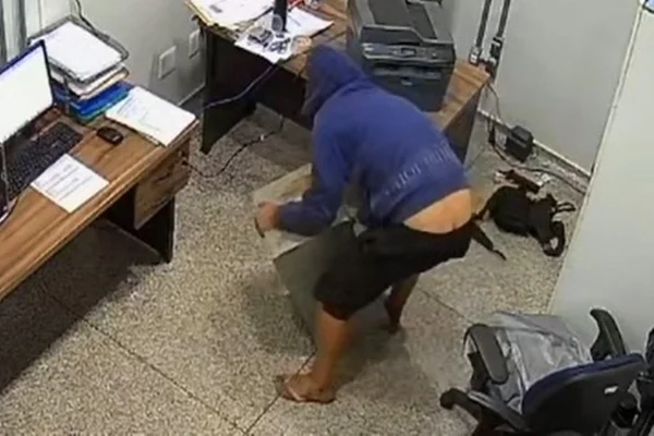 Ex-funcionário e comparsa fazem reféns por 25 minutos em restaurante