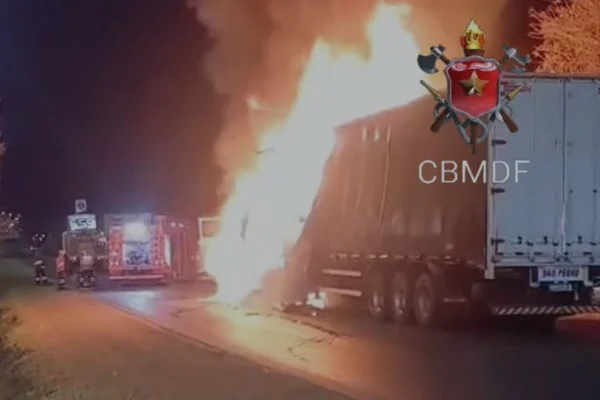 Motorista de caminhão se salva após carga de ração pegar fogo no DF