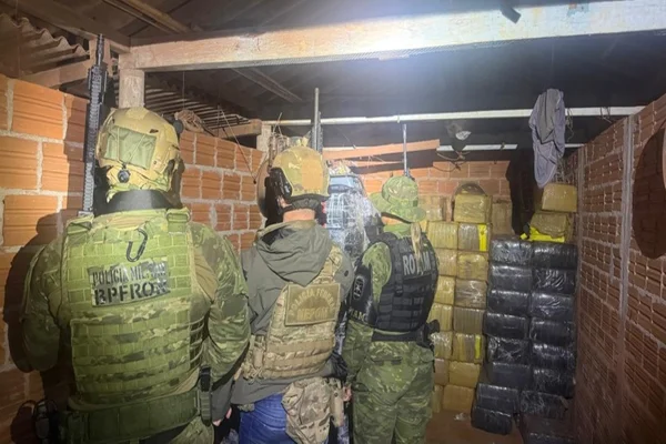 Prejuízo ao tráfico: PF e PMPR apreendem toneladas de maconha e fuzis