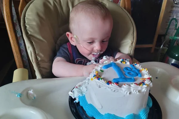Richard Scott William Hutchinson comemorou seu primeiro aniversário em 5 de junho