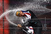 Hamilton recebe banho de espumante no pódio do Gp da Inglaterra de Fórmula 1 2024
