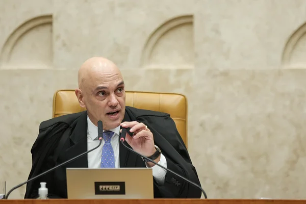 imagem colorida do ministro Alexandre de Moraes, no plenário do STF
