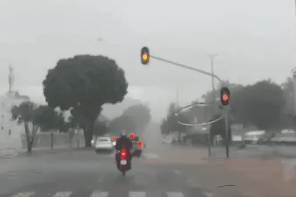 Chuva forte e semáforo desligado atrapalham trânsito na W3