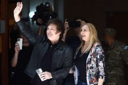 Karina Milei, apesar de mais nova que o irmão, o protegeu durante a infância Karina Milei, apesar de mais nova que o irmão, o protegeu durante a infância
