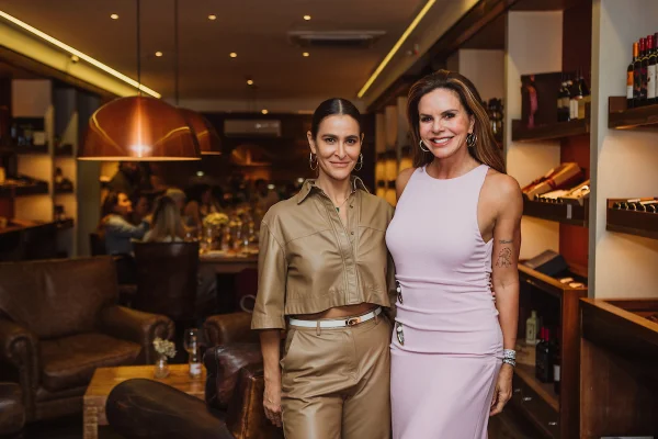 Cristina Pessoa e Claudia Salomão recebem convidados em almoço