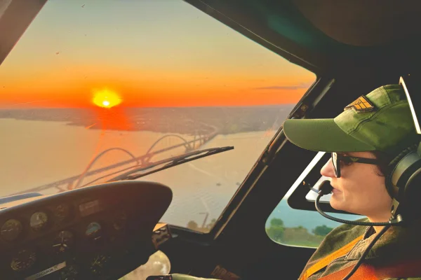 Mulher usando óculos e olhando para o sol mulher helicóptero PF