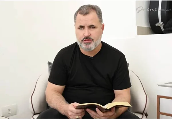 Pastor de blusa preta