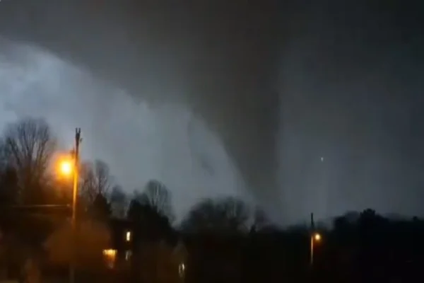 Imagem colorida do O tornado em Tennessee, nos EUA - Metrópoles