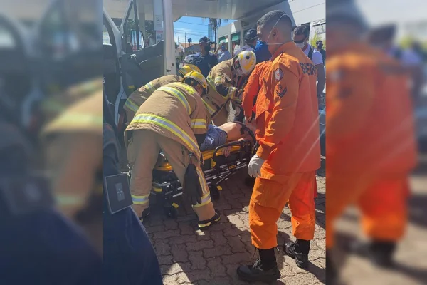 Bombeiros tentam salvar ladrão baleado