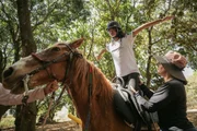 Emanuelle Lopes, de 13 anos, participa da equoterapia há vários meses. Segundo a avó, Janaína Rodrigues, a adolescente ficou mais comunicativa, segura e tranquila Emanuelle Lopes, de 13 anos, participa da equoterapia há vários meses. Segundo a avó, Janaína Rodrigues, a adolescente ficou mais comunicativa, segura e tranquila