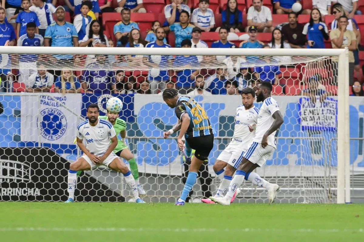 Gabriel Grando brilha e Grêmio vence o Cruzeiro em jogão no DF - imagem 23 Gabriel Grando brilha e Grêmio vence o Cruzeiro em jogão no DF - imagem 23